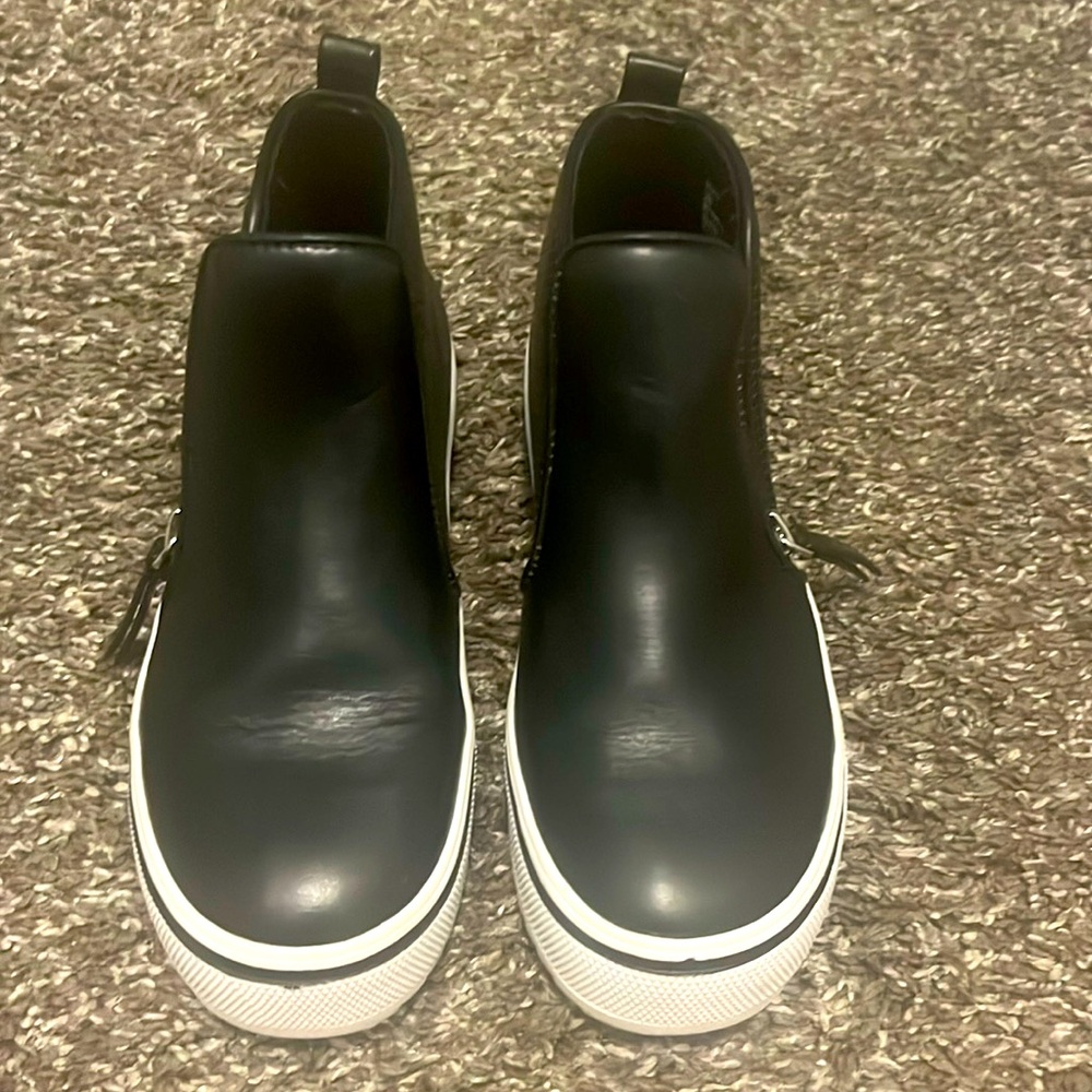 Girls’ Steve Madden black zip-up sneakers. Size 2M